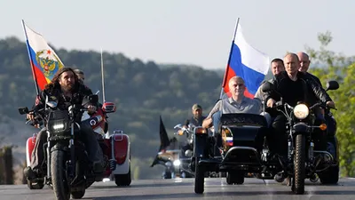 Путин на мотоцикле: бесплатные обои для рабочего стола