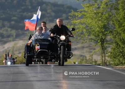 Фото Путина на мотоцикле в высоком разрешении - скачивайте бесплатно