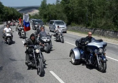 Путин катается на мотоцикле: скачайте фото в HD