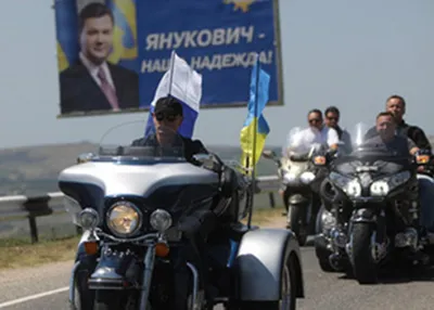 Путин в желтом шлеме на мотоцикле: захватывающий момент на фото