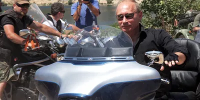 Путин и мотоцикл: воплощение свободы и смелости на фото