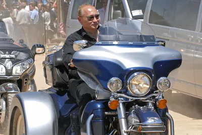 Момент адреналина: Путин на мотоцикле в динамичной фотографии