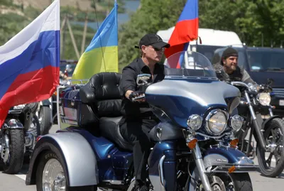 Мощь движения: Путин на мотоцикле в потрясающей фотографии