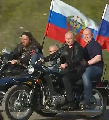 Путин крутит газ на мотоцикле - фото в полном HD