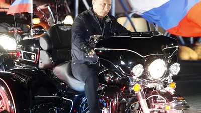 Путин и его страсть к мотоциклам: уникальное фото