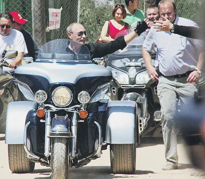 Дух свободы: Путин на мотоцикле в живописном кадре