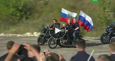 Картинка Путина на мотоцикле: мощь и стиль
