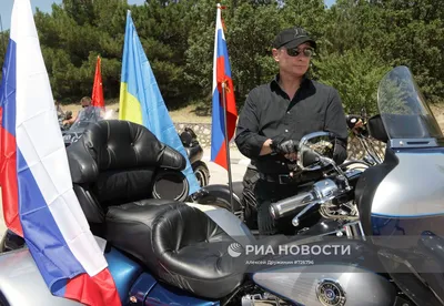 Фотография Путина на мотоцикле: величественная поездка