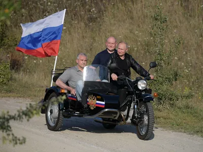Скачайте бесплатно фото Путина на мотоцикле в формате JPG