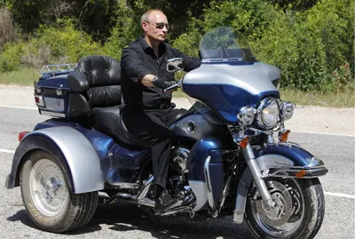 Обои на рабочий стол Путина на мотоцикле: вдохновляющая энергия