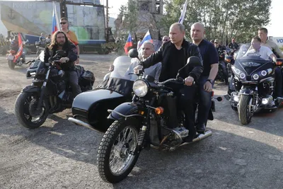 Фото Путина на мотоцикле для фонов и обоев