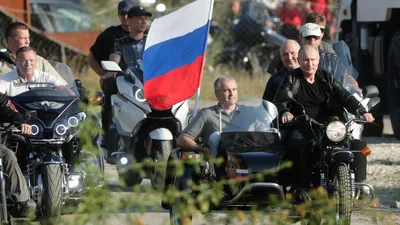 Бесплатные картинки Путина на мотоцикле в Full HD