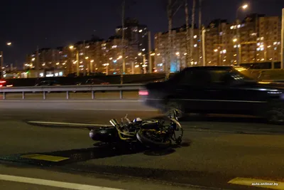 4K арт-фото разбитого гоночного мотоцикла