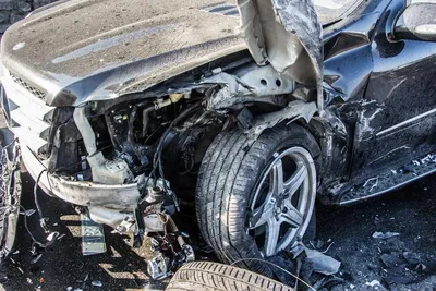 В Днепре нашли брошенный и разбитый Mercedes в кювете