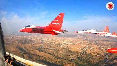 Первый национальный военный самолет с реактивным двигателем Турции Hürjet  совершил полет с «Турецкими звездами» — Defense Here