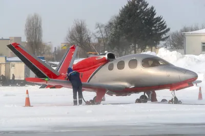 В аэропорт Киева прилетел самый маленький реактивный самолет - фото -  Апостроф