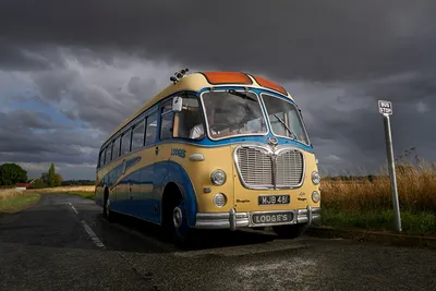 Старый Заброшенный Ретро Автобус стоковое фото ©Wirestock 416963676