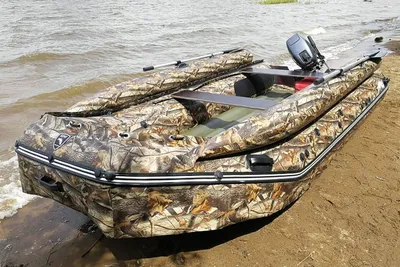 резиновая надувная лодка с веслами в озере летом утром в дикой природе.  Стоковое Фото - изображение насчитывающей утро, тростники: 227173768