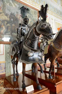 Рыцарь в доспехах на коне в барде.. Рыцарский зал Эрмитажа. Фото  Санкт-Петербурга и пригородов