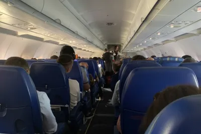салон пассажирского самолета с сиденьями Стоковое Фото - изображение  насчитывающей люди, свет: 227468410