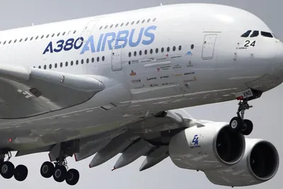 Дубайский авиасалон-2021: широкофюзеляжный двухпалубный самолет Airbus A380 -800.