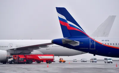 Модель самолета AviaBoss A2052 Airbus A321 Уральские авиалинии 1:200