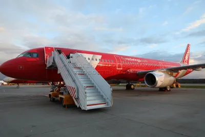 Авиакомпания Red Wings - Летим вместе! Самолет Airbus A321 (VP-BRM)  авиакомпании Red Wings. Airbus А321 самый большой самолет семейства А320,  который является удлиненной версией А320 и отличается повышенной  пассажировместимостью. Стандартная ...