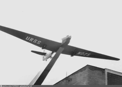 Значок квадратной формы синего цвета с изображением самолета АНТ-25, 1936  года выпуска. Время создания не установлено.