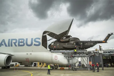 Концерн Airbus научил транспортный самолет Beluga перевозить негабаритные  военные грузы - Газета.Ru | Новости