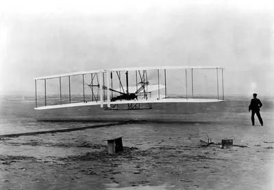 Самолет \"Китти Хок\" в 1903 году братьев Райт в первом полете - Национальные  архивы США и DVIDS Поиск в мировом общественном достоянии