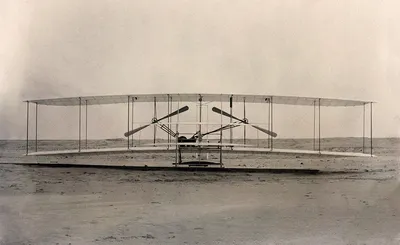 Братья Райт совершили первый в мире полет на самолете «Флайер»