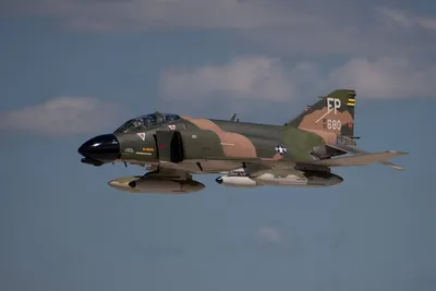 Вид справа \"воздух-воздух\" двух самолетов F-4E Phantom II 81-й эскадрильи  тактических истребителей, вооруженных 500-фунтовыми бомбами Mark 82,  летящих в строю - PICRYL Поиск в мировом общественном достоянии