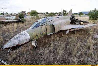 Два самолета F-4E Phantom II, входящие в состав 512-й и 526-й эскадрилий  тактических истребителей, совершают одну из своих последних воздушных  миссий. Обе эскадрильи заменят свои «Фантомы» на самолеты F-16 Fighting  Falcon. Хвостовой