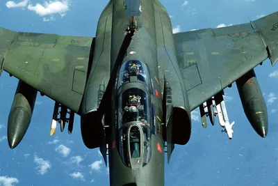 Вид \"воздух-воздух\" справа от двух самолетов F-4G Wild Weasel Phantom II с  37-го тактического истребителя Wing. Самолет на переднем плане вооружен  четырьмя высокоскоростными противорадиационными ракетами AGM-88 (HARM), а  самолет на заднем плане