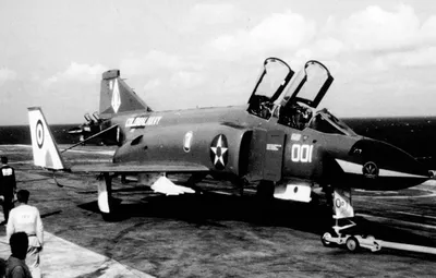 Самолет F-4E Phantom II 37-го тактического истребителя Wing запускает  ракету AGM-45 Shell - Национальные архивы США и DVIDS Поиск в мировом  общественном достоянии