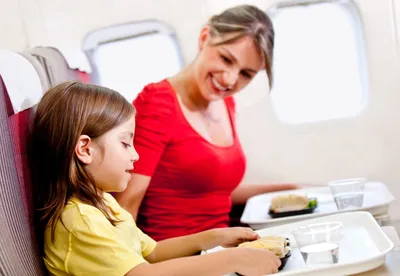 Дети устраивают ор в самолете, хотя родители считают их воспитанными.  Почему сложно летать, когда в самолете есть дети? | Вечерние рассказы | Дзен