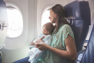 Авиакомпании хотят обязать размещать детей в самолетах рядом с родителями -  Российская газета