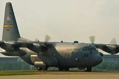 Грузовой самолет C-130 \"Геркулес\" ВВС США - Национальные архивы США и DVIDS  Поиск в мировом общественном достоянии