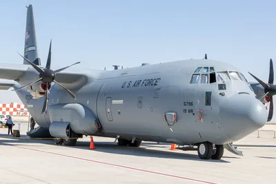 Дубайский авиасалон-2021: многоцелевой транспортный самолет Lockheed Martin  C-130J-30 Hercules.