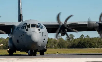 Транспортный самолет Lockheed C-130 Геркулес военновоздушной силы на  гудронированном шоссе Редакционное Изображение - изображение насчитывающей  королевско, канада: 131517430