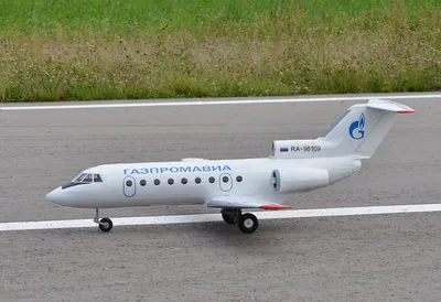 В интернете выставили на продажу Як-40, стоящий в аэропорту Жуляны