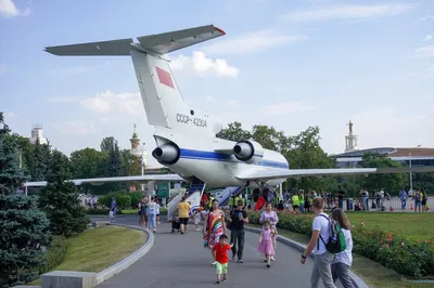 Открытие обновлённого самолёта Як-42 на ВДНХ | Фото | Культура | Аргументы  и Факты