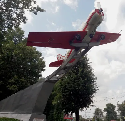 Сборная модель Советский спортивно-тренировочный самолёт Як-52 (комбо с  деталями из смолы)