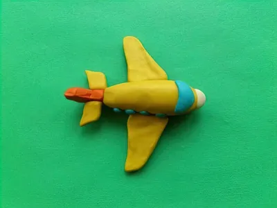 белые самолет и предпосылка пластилина с цветом света - голубым и желтым  Стоковое Фото - изображение насчитывающей свет, бело: 123496832