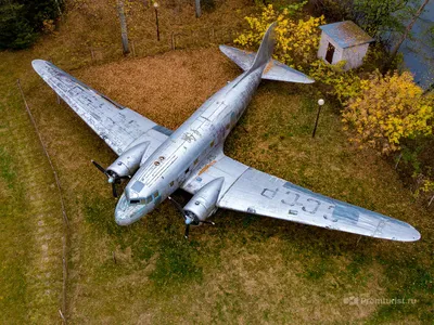 На берегу реки нашёл целый самолёт ЛИ-2. Не поверил, что так бывает, есть  фото 😵✈️🔥 | Промышленный турист | Дзен