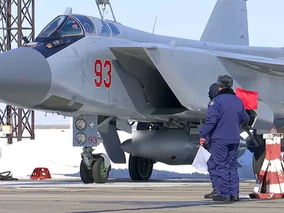 Самолет МиГ-31 развалился в аэропорту под Новгородом - фото - Апостроф