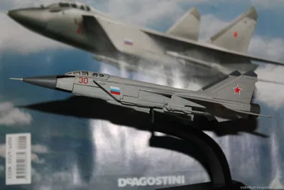 Советский самолет МиГ-31 \"Фоксхунд\", снятый с радара и стоящий на стенде в  центре, выставляется на Парижском авиасалоне 1991 года. Четыре ракеты  \"воздух-воздух\" дальнего радиуса действия АА-9 размещены под передней  частью самолета -