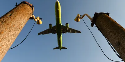 Оранжевый Самолет Easyjet Вылетает С Взлетнопосадочной Полосы Аэропорта —  стоковые фотографии и другие картинки Авиационное крыло - iStock