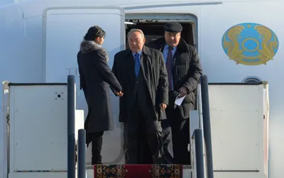 Атамбаев обнял и поприветствовал Назарбаева в аэропорту Тамчы - 11.08.2015,  Sputnik Кыргызстан