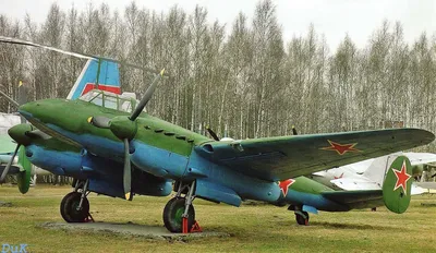 Zvezda 4809 Пе-2 / Самолет Петляков тип 2 /пикирующий бомбардировщик/ 1/48